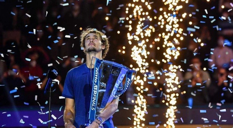 Alexander Zverev da Alemanha comemora com o trof&eacute;u depois de vencer o russo Daniil Medvedev durante a partida final das finais da ATP no Pala Alpitour em Torino em 21 de novembro de 2021.
Marco BERTORELLO / AFP