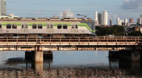 Como o poder p&uacute;blico deixou o Metr&ocirc; do Recife chegar a essa situa&ccedil;&atilde;o? 
Metr&ocirc; &eacute; fundamental para dar dignidade cidad&atilde; a muitas pessoas, principalmente as que residem nos bairros mais distantes do Centro do Recife, em munic&iacute;pios como Jaboat&atilde;o dos Guararapes e Camaragibe, por exemplo
