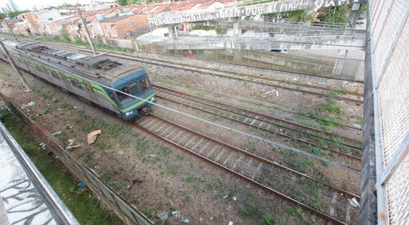 A Companhia explicou que o fogo começou por volta das 6h, depois que uma roda do trem travou
