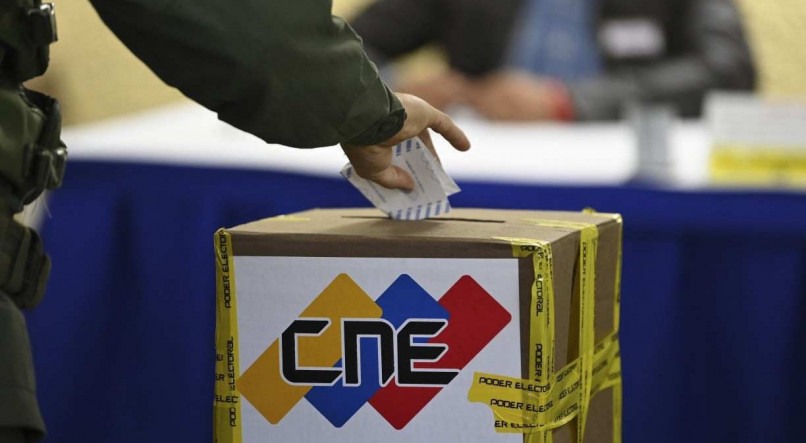 Membro da Guarda Nacional Bolivariana em vota&ccedil;&atilde;o em assembleia de voto durante as elei&ccedil;&otilde;es regionais e municipais em Fuerte Tiuna, em Caracas