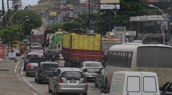 Engarrafamento em Abreu e Lima: fuga difícil  para o mar do Litoral Norte