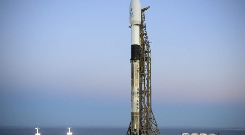 O foguete SpaceX Falcon 9 com o Double Asteroid Redirection Test, ou DART, nave espacial a bordo, &eacute; visto durante o nascer do sol
