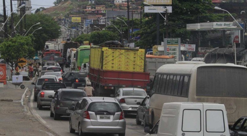 Engarrafamento em Abreu e Lima: fuga difícil  para o mar do Litoral Norte