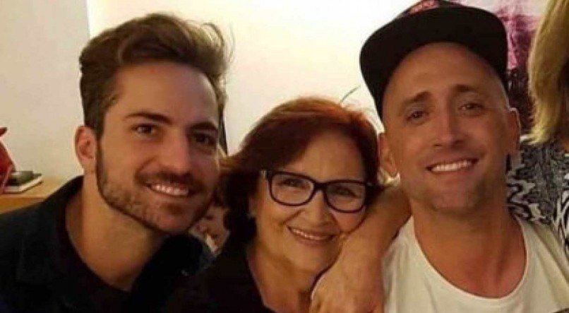 Paulo Bretas e Paulo Gustavo com a m&atilde;e do humorista