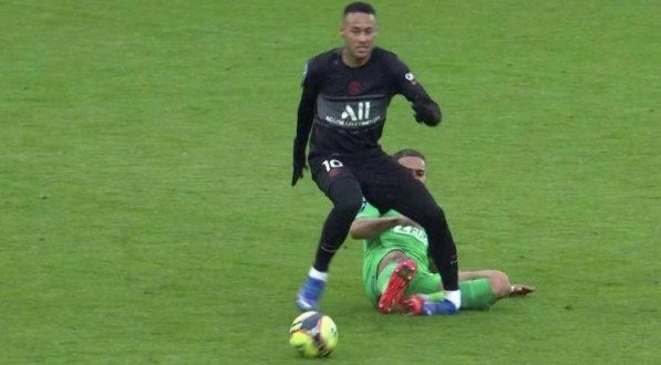 Neymar tem torção grave no tornozelo e sai aos prantos de partida do PSG; veja o vídeo do lance