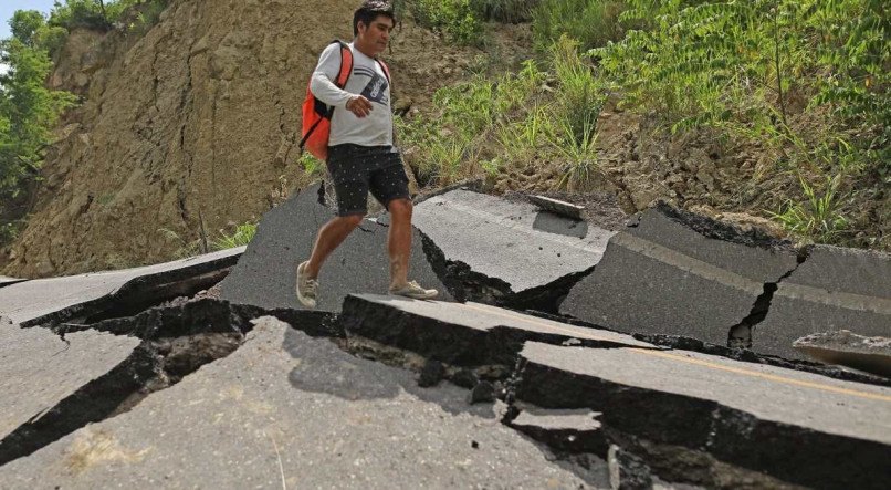 A estrada foi destru&iacute;da por um terremoto de magnitude 7,5 que abalou uma &aacute;rea remota na selva do Peru 