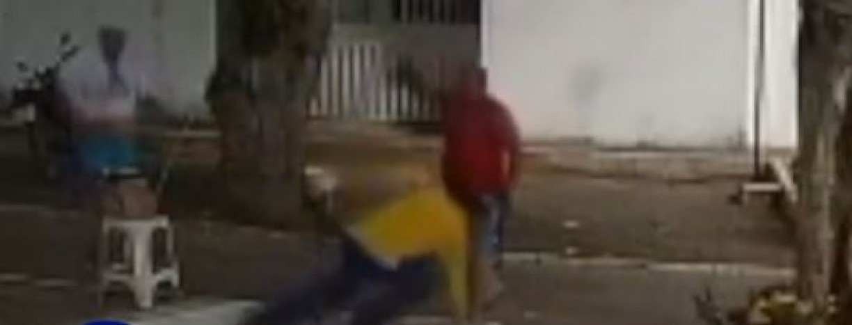 Vídeo: carteiro é baleado enquanto entrega correspondência em condomínio no Grande Recife