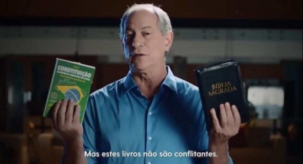 Ciro Gomes com Constituição Federal e Bíblia nas mãos