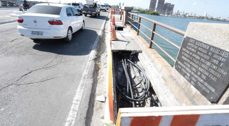 DE NOVO Neoenergia alega que substituição de placas por causa dos furtos de cabos na Ponte do Pina é frequente