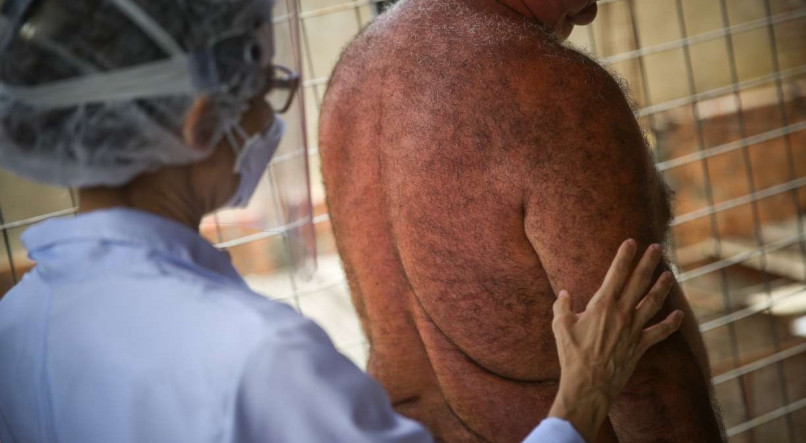 Dermatologista examina pele de morador da Guabiraba, na Zona Norte do Recife
