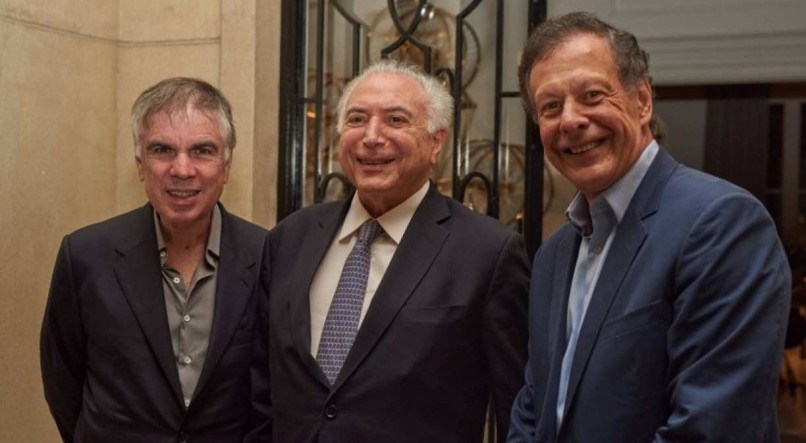 O empres&aacute;rio Fl&aacute;vio Rocha, o ex-presidente Michel Temer e o presidente da Esfera Brasil, Jo&atilde;o Camargo, durante jantar.
