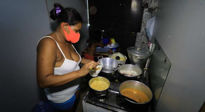 MAPA DA FOME Cláudia não dá o café da manhã dos filhos. Por não ter comida, pula direto para o almoço