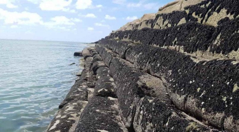 Avanço do nível do mar prejudica trechos de praia no Janga e Pau Amarelo, em Paulista.