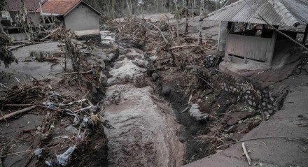 Muitas casas foram destruídas na Vila de Sumber Wuluh, em Lumajang, após a erupção do vulcão Semeru, na Indonésia 