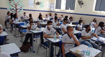 Alunos da Escola Estadual Brigadeiro Eduardo Gomes, de Macaparana, no Agreste, fizeram o Saepe nesta segunda-feira

