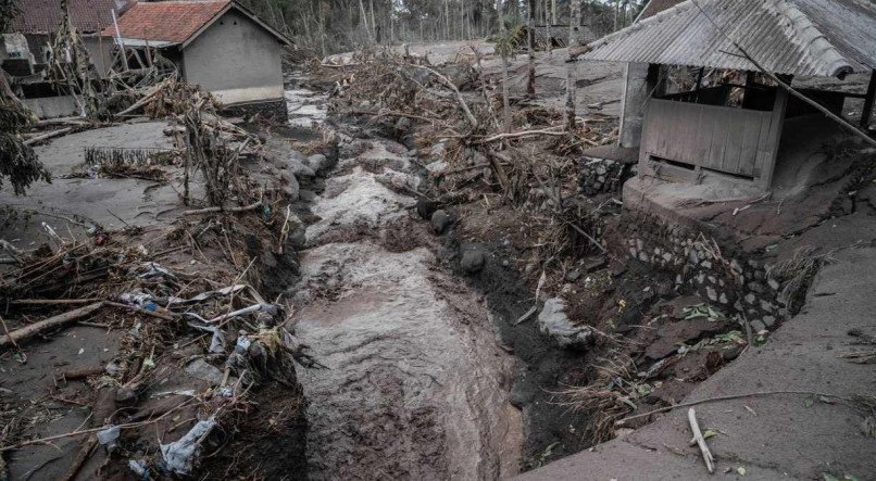 Muitas casas foram destru&iacute;das na Vila de Sumber Wuluh, em Lumajang, ap&oacute;s a erup&ccedil;&atilde;o do vulc&atilde;o Semeru, na Indon&eacute;sia 