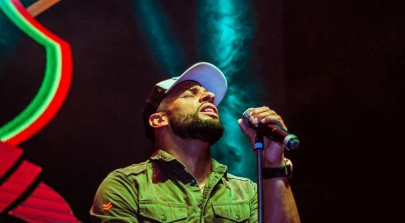 ONE WORLD Elogiado pela fam&iacute;lia de Bob Marley, Mitchell Brunings &eacute; o vocalista da turn&ecirc;