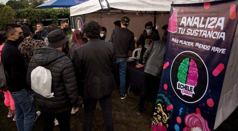Pessoas esperam para fazer o teste de drogas durante festa de techno nos arredores de Bogot&aacute;