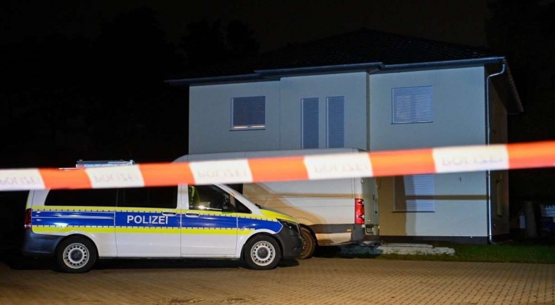 Na casa foram encontrados corpos de dois adultos e tr&ecirc;s crian&ccedil;as com ferimentos a bala e facadas, em Koenigs Wusterhausen, sub&uacute;rbio de Berlim