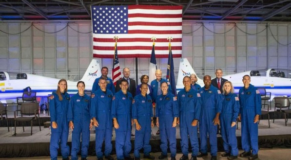 A NASA anunciou seus 10 &uacute;ltimos astronautas em treinamento, que incluem um bombeiro que se tornou professor de Harvard, um ex-membro da equipe nacional do ciclo e um piloto que liderou a primeira forma&ccedil;&atilde;o F-22 exclusivamente feminina em combate