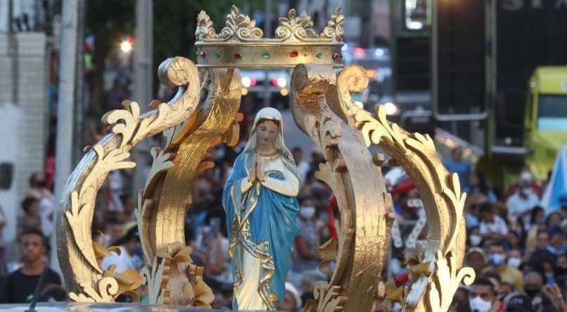 Procissão em homenagem a Nossa Senhora da Conceição, percorre a Avenida Norte até o Morro da Conceição.