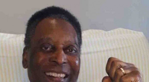 ASTRAL Em tom de brincadeira, Pel&eacute; disse que ainda vai precisar ficar internado no hospital para finalizar os exames