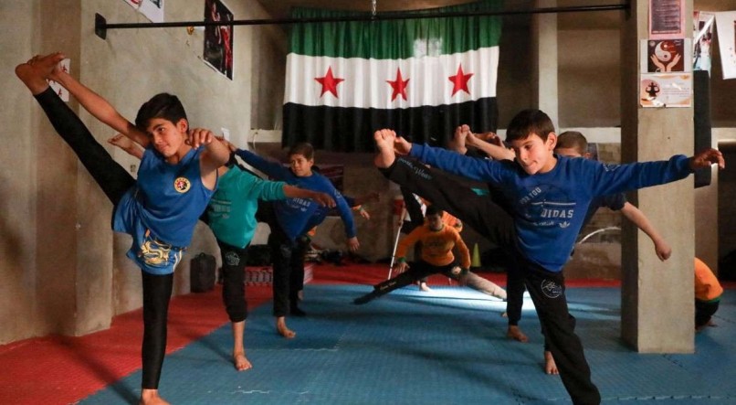 Crian&ccedil;as s&iacute;rias treinam em uma escola de artes marciais, criada no in&iacute;cio deste ano pelo professor de kung-fu Fadel Othman, na cidade controlada pelos rebeldes de Abzimu, no interior da prov&iacute;ncia de Aleppo.