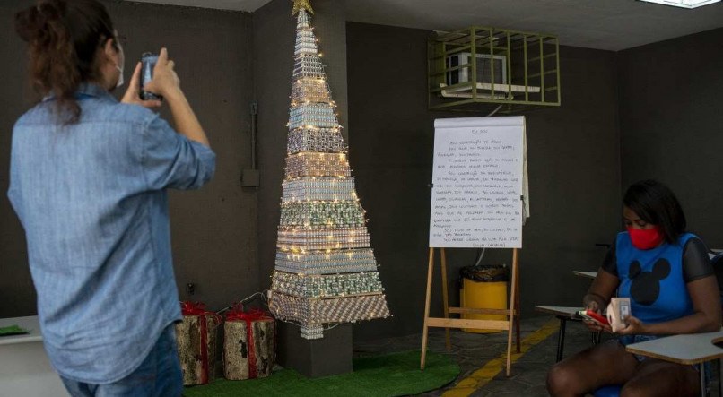 Frascos vazios de vacinas contra covid-19 viram árvore de Natal em posto de  saúde