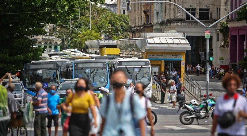 O prazo de quase uma semana para in&iacute;cio da greve dos motoristas de &ocirc;nibus &eacute; uma estrat&eacute;gia dos rodovi&aacute;rios para for&ccedil;ar os empres&aacute;rios a apresentarem uma contraproposta &agrave;s reivindica&ccedil;&otilde;es salariais da categoria

