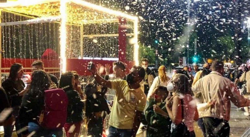 Turistas se divertem com neve de mentira na Avenida Paulista 