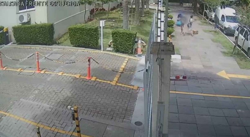 Câmeras de segurança registraram o momento em que o homem, de 32 anos, sai de casa com a esposa e a filha.