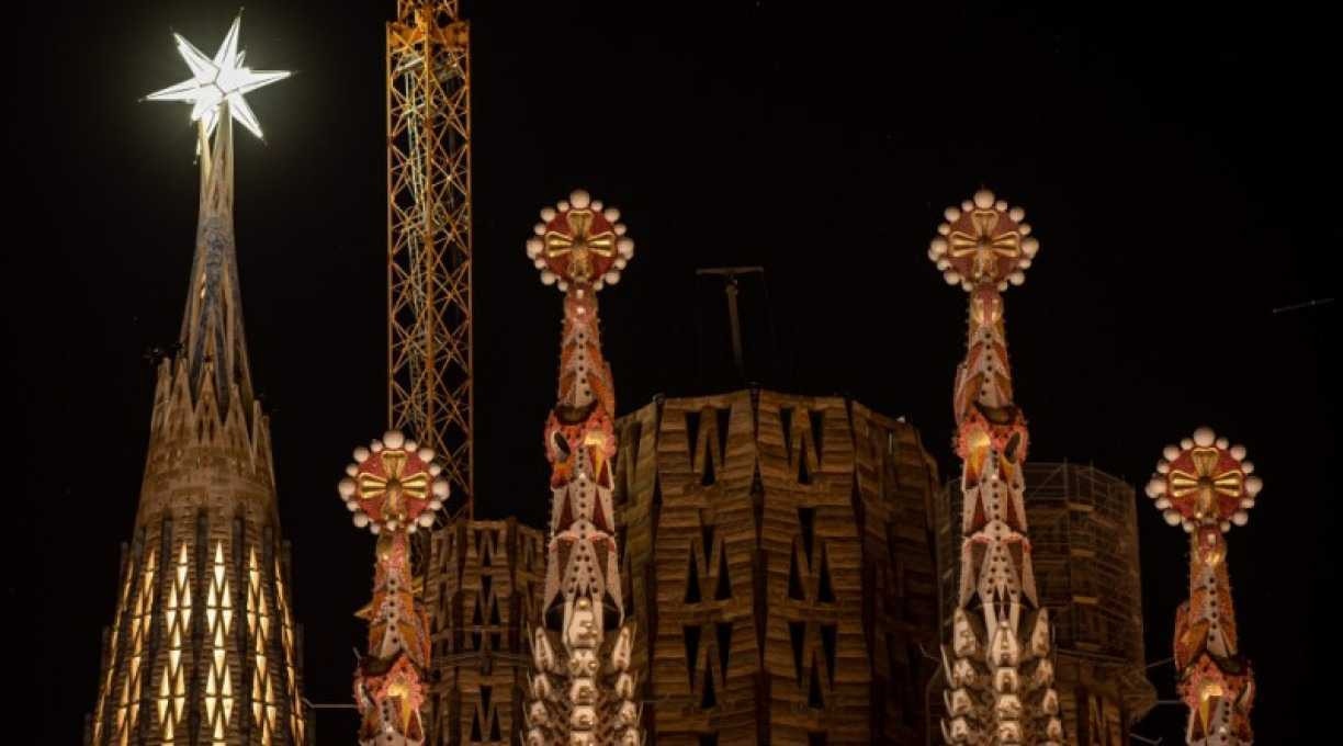 Céu de Barcelona iluminado por estrela que coroa nova torre da Sagrada Família
