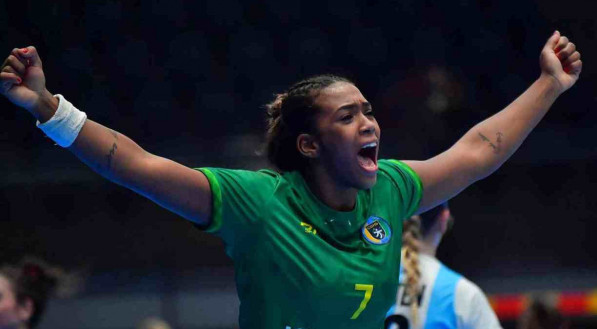 Imagem de Bruna de Paula, principal jogadora do Time Brasil no handebol feminino