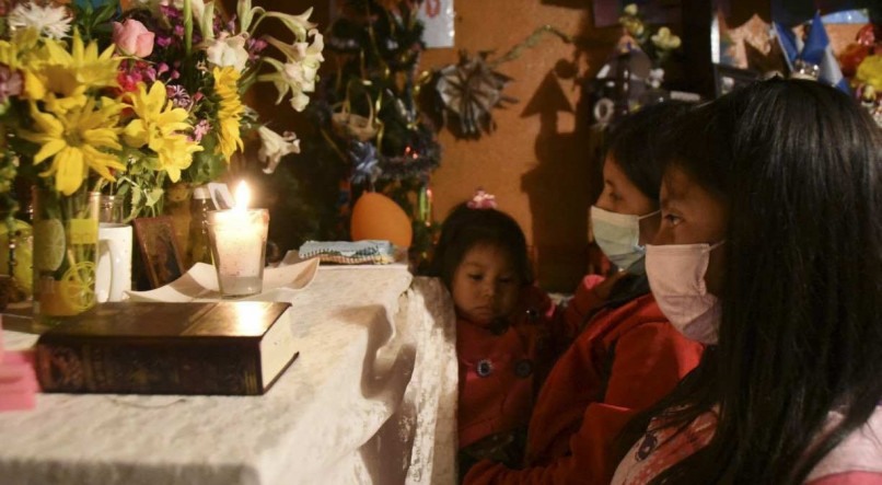 Lucrecia Alba Xaminez, esposa de Celso Escu Pacheco - um guatemalteco que sobreviveu ao acidente -, rezando com suas filhas