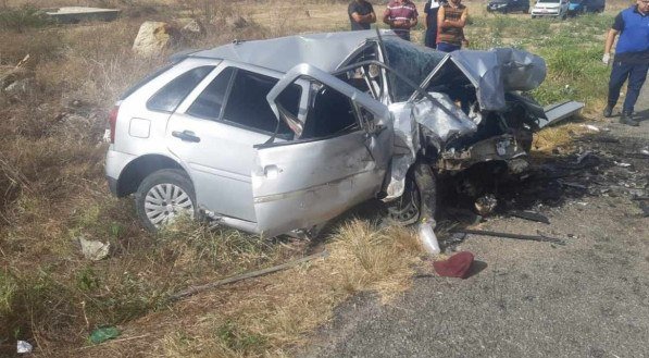 Condutor invade faixa contrária e colisão mata três pessoas na BR 232, em Tacaimbó. Veja imagens