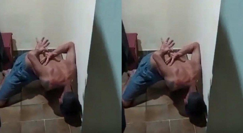 Policiais tentam acalmar o homem
