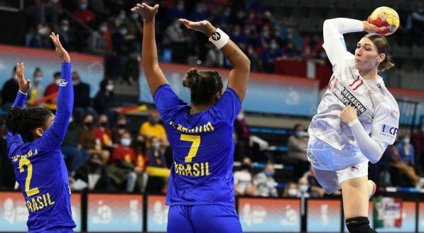 Imagem da seleção brasileira feminina de vôlei enfrentando a Dinamarca pelas quartas de final do Mundial da IHF