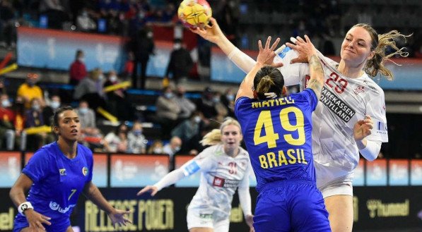 Imagem de Kristina Jorgensen enfrentando a zagueira Patricia Matieli durante a partida de handebol das quartas de final entre Dinamarca e Brasil do Campeonato Mundial de Handebol Feminino da IHF no Palau d'Esports em Granollers.