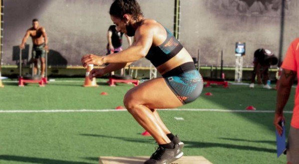 Imagem de mulher praticando crossfit, uma das principais atividades que prmovem um emagrecimento mais rápido