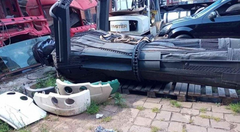 Em novembro, o monumento foi fotografado pelo vereador de Porto Alegre, Leonel Radde (PT), ao lado de carca&ccedil;as de ferro velho, jogado no ch&atilde;o