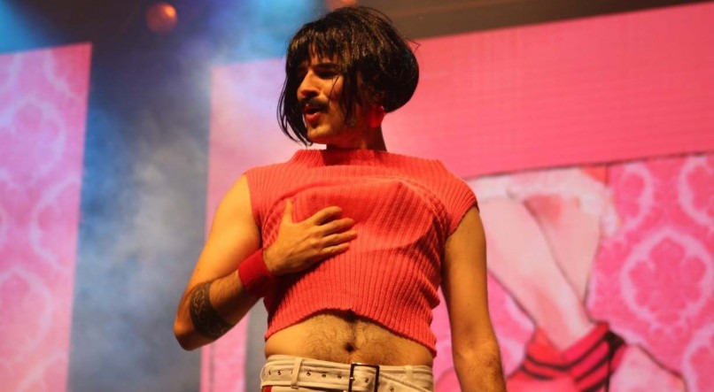 Andr&eacute; Abreu performando como Freddie Mercury no Queen Celebration in Concert
