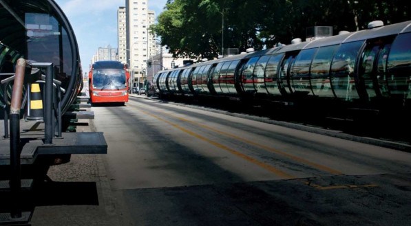 O uso dos corredores exclusivos do BRT por ciclistas &eacute; comum na capital e um problema para os operadores de transporte p&uacute;blico