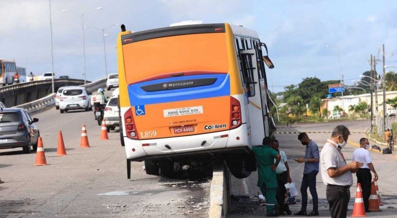 Acidente com &ocirc;nibus em Olinda, no viaduto do Complexo Salgadinho