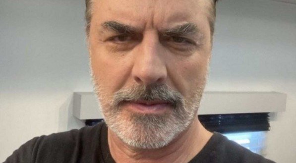 Chris Noth, de 'Sex And The City', é acusado por quinta mulher, a cantora Lisa Gentile, de abuso sexual 