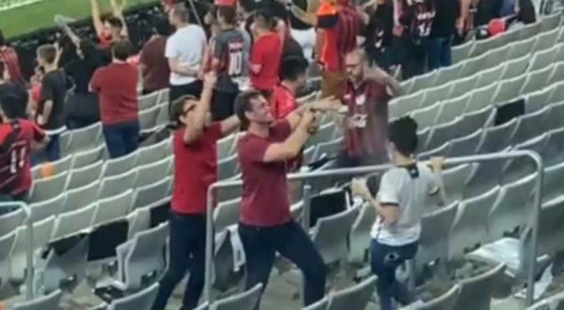 Dois torcedores do Athletico-PR fizeram gestos para a torcida do Atl&eacute;tico-MG