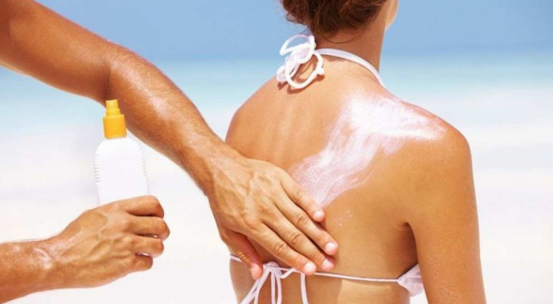 É importante reforçar o cuidado com a pele no verão para prevenir o aparecimento de doenças