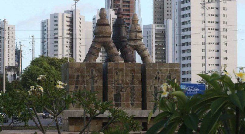 Monumento do artista pl&aacute;stico Francisco Brennand foi instalado na Via Mangue