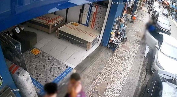Cinco pessoas são flagradas furtando colchão de loja na Rua da Concórdia, no Centro do Recife