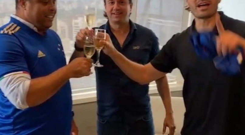 Ronaldo brinda com presidente do Cruzeiro em celebração à compra do clube