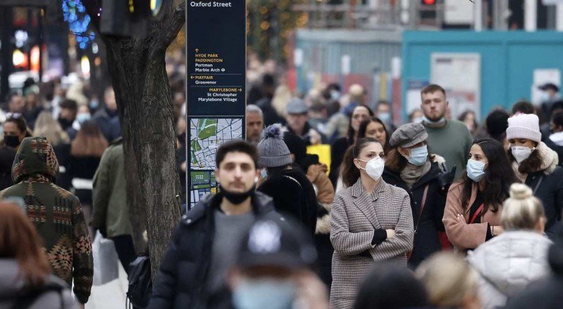 Pessoas andando pela Oxford Street, em Londres